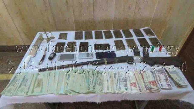 ضبط كميات من المواد المخدرة وسلاح نارى وذخائر غير مرخصة بحوزة عناصر تشكيل عصابى بسوهاج
