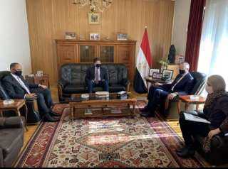 السفير المصري لدى بولندا يلتقي...