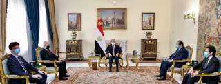 السيسى يستعرض مع رئيس المخابرات...