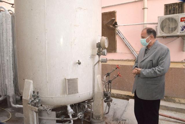 خلال جولة مفاجئة .. محافظ أسيوط يطمئن على شبكات الاكسجين بمستشفى المبرة للتأمين الصحي