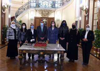 الوزراء يحتفل بالوزيرات بمناسبة يوم...