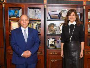 وزيرة الهجرة تستقبل مواطنًا مصريًا...