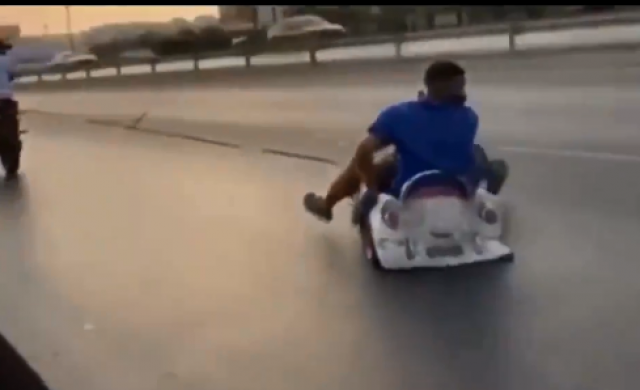 بالفيديو.. الشرطة العمانية تضبط أشخاصا متهورين عرضوا حياتهم لخطر الموت
