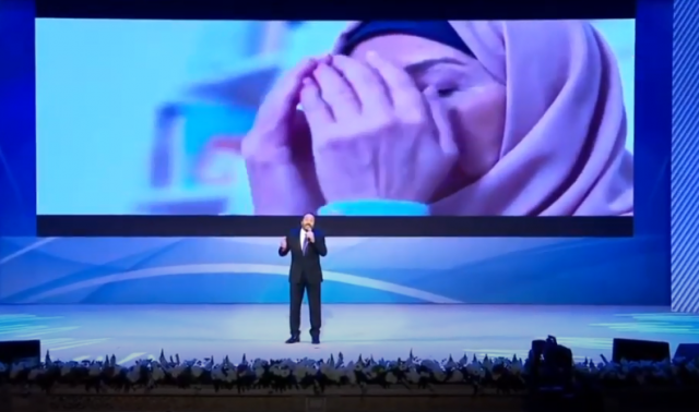 شاهد.. الفنان علي الحجار يفتتح احفالية الأم المثالية بـ أغنية أغنية ”دعوتي في الفجر يا امة”