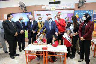 وزير التربية والتعليم ومحافظ جنوب...