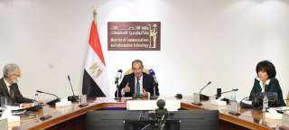 وزير الاتصالات يلتقى مجموعة من...