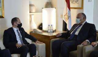 وزير الخارجية يجري مباحثات مع...