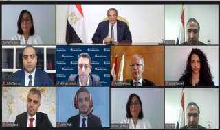 وزير الاتصالات يلتقى مع خريجي...