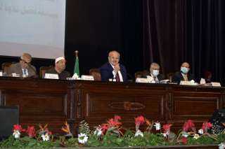 جامعة القاهرة تحتفل بتوزيع جوائز...