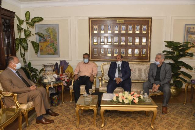 محافظ أسيوط يلتقي وفد شركة كهرباء مصر الوسطى وقطاعي الخطوط والشبكات لبحث سبل دعم وتنفيذ المشروعات
