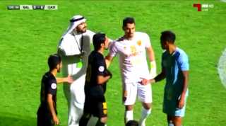 شاهد.. شيخ كويتي ينزل إلى...
