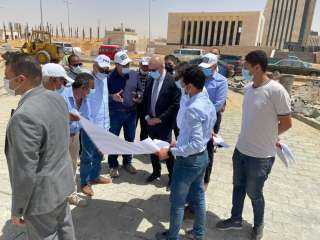 وزير الإسكان يتفقد الحى السكني...