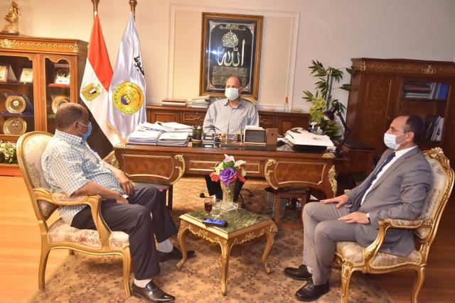 محافظ أسيوط يلتقي وكيل وزارة التموين للاطمئنان على انتظام توريد القمح المحلي للشون والصوامع