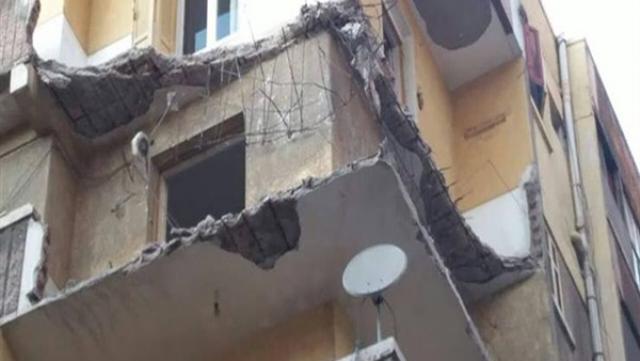 سقوط جزء من شرفة شقة على 3 سيارات بالمنصورة  