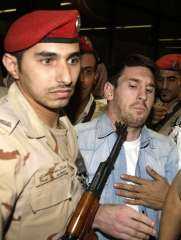 ميسي يعلق على صورة ”البندقية”...