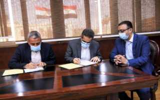محافظ الغربية يوقع عقدين اتفاق...