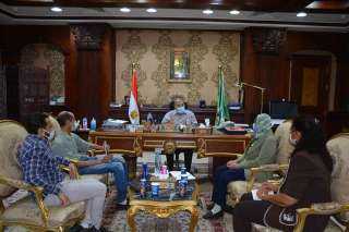محافظ المنيا يلتقي وفد مجموعة...