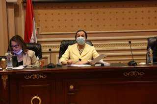 وزيرة البيئة تستعرض مع أعضاء...