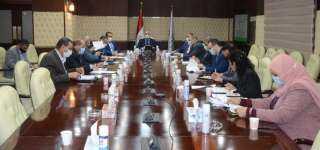 وزير الإسكان يبحث مع ممثلى...