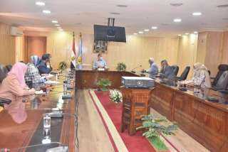 محافظ أسيوط يلتقي قيادات مديرية...