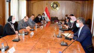 وزيرة التجارة تبحث مع وزير...