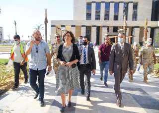 وزيرة الهجرة تتفقد مقر الوزارة...
