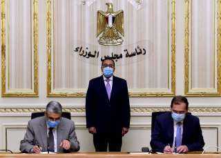 رئيس الوزراء يشهد التوقيع على...