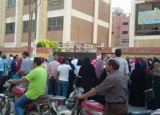 أولياء الأمور يدعمون أبناءهم أمام لجان الثانوية العامة بكفر الشيخ