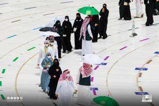 بالفيديو.. الحجاج يتوافدون إلى المسجد...