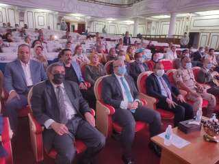 محافظ بنى سويف ورئيس الجامعة...