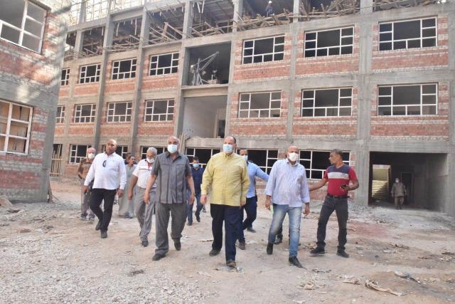 خلال جولة ميدانية .. محافظ أسيوط يتفقد أعمال إنشاء مدرسة التجاريين الرسمية لغات بحي غرب
