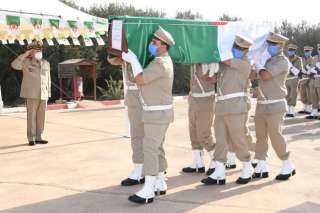 الجيش الجزائري يشيع ضحايا الحرائق...