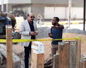 محافظ أسوان يفاجئ العمال والمشرفين...