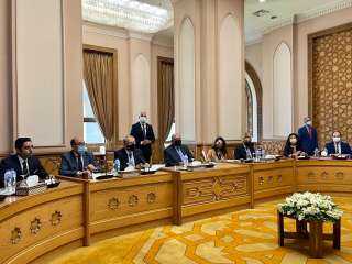 وزير الخارجية يعقد مباحثات مع...