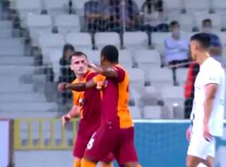 شاهد.. لاعب غلطة سراي التركي...