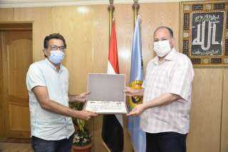 محافظ أسيوط يكرم رئيس فرع...