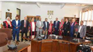 جامعة سوهاج تمنح باحثة درجة...