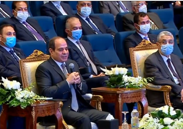 السيسي: الدولة تعمل على تطوير الأداء لتحسين معيشة المواطنين