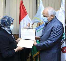 محافظ الجيزة يكرم أسر شهداء...