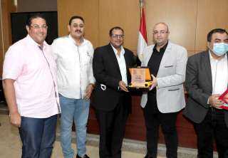 محافظ بني سويف يُكرًم فريق...