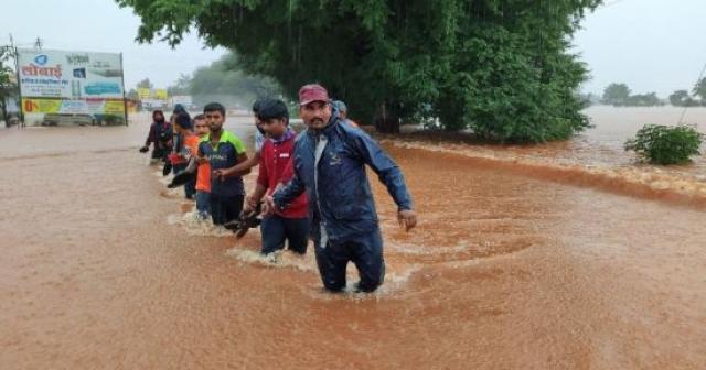 أمطار غير مسبوقة لم تشهدها الهند منذ 46 عاما تشل مطار نيودلهي|  فيديو  