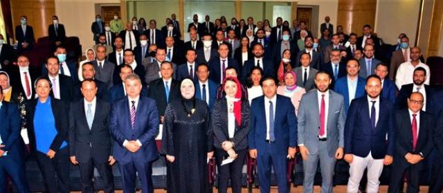 نيفين جامع تستعرض مع العاملين بمركز تحديث الصناعة رؤية الوزارة لتفعيل دور المركز خلال المرحلة المقبلة