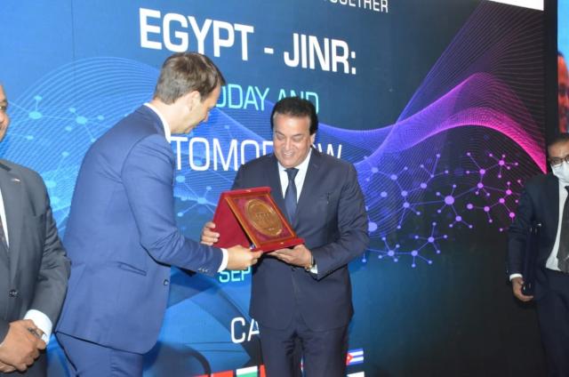 وزير التعليم العالي يفتتح ورشة عمل لتعزيز التعاون بين أكاديمية البحث العلمي والتكنولوجيا والمعهد المتحد للعلوم النووية بروسيا