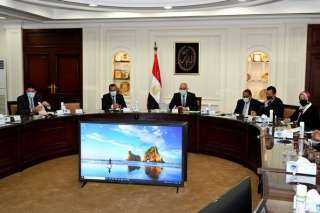 وزير الإسكان يبحث مخططات تنمية...