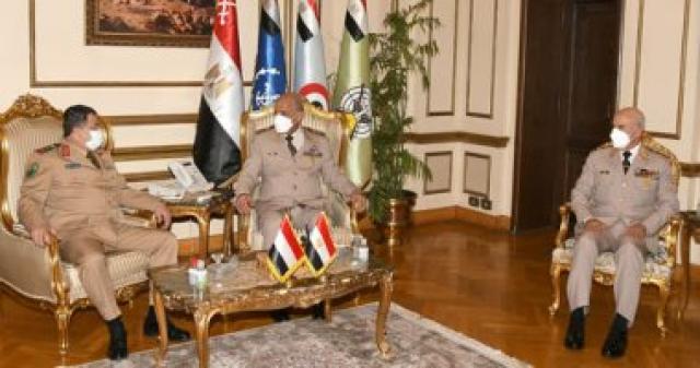 وزير الدفاع يلتقى نظيره اليمنى خلال زيارته الرسمية لمصر 