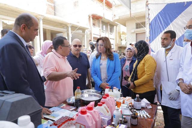 الدكتورة منال عوض ووفد طلاب جامعة دمياط فى زيارة تفقدية لمشروعات ”حياة كريمة”
