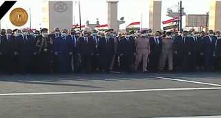شاهد.. الرئيس السيسى يتقدم الجنازة...