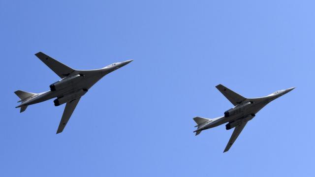 قاذفتان روسيتان استراتيجيتان من نوع ”تو-160” تحلقان فوق بحر البلطيق 