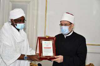 ‏وزير الأوقاف السوداني يهدي نظيره...