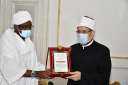 ‏وزير الأوقاف السوداني يهدي نظيره...